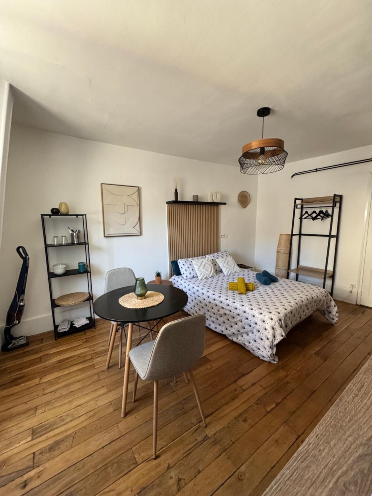 Charmant Appartement Au Coeur De Bourges Exterior foto